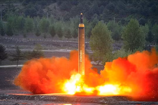 Tên lửa đạn đạo xuyên lục địa Hwasong-12 (IRBM) của Triều Tiên ( Ảnh truyền hình KCNA)