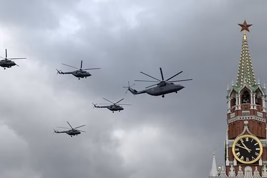 Video: Cảnh quay không quân Nga diễn tập diễu binh từ cửa số Sputnik tại Moscow 