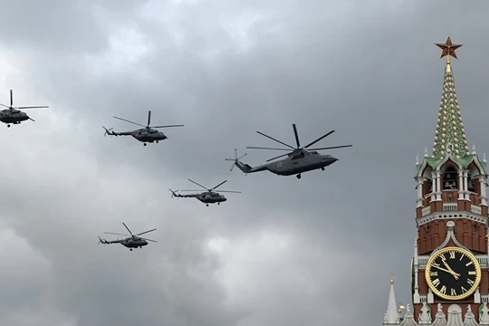 Video: Cảnh quay không quân Nga diễn tập diễu binh từ cửa số Sputnik tại Moscow 