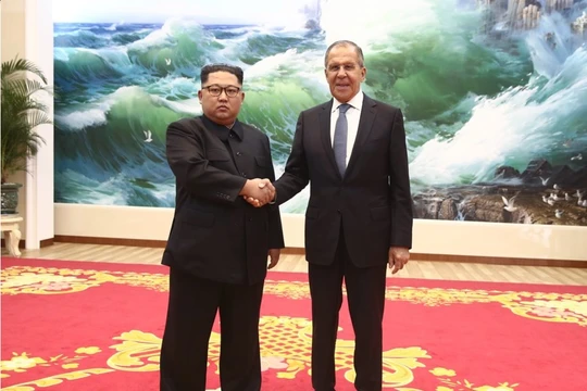 Ngoại trưởng Lavrov gặp và chào xã giao nhà lãnh đạo nước Cộng hòa Nhân dân Triều Tiên, ông Kim Jong-un. Ảnh minh họa RT