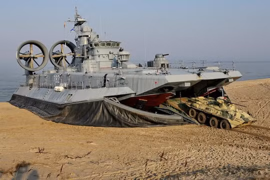 Tàu đổ bộ trên đệm khí Zubr (Bò rừng) dự án 12322