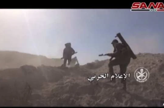 Một binh sĩ Syria mang theo ống phóng lựu được cho là Shmel