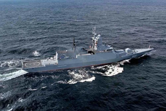 Khu trục hạm Nga thực hiện phóng bom chìm chống ngầm trên biển Địa Trung Hải. Ảnh minh họa Russian Gazeta