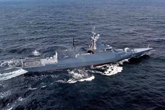 Khu trục hạm Nga thực hiện phóng bom chìm chống ngầm trên biển Địa Trung Hải. Ảnh minh họa Russian Gazeta