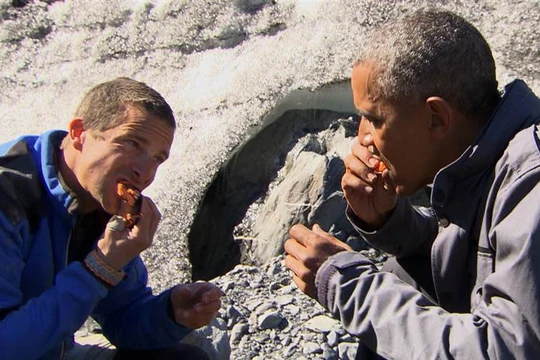 Ông Obama ăn thức ăn thừa của gấu trong show thực tế