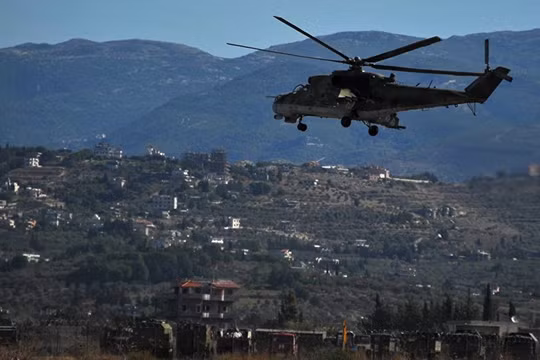 Trực thăng tấn công Nga tuần tra bảo vệ căn cứ sân bay Hmeimim. Ảnh minh họa RT