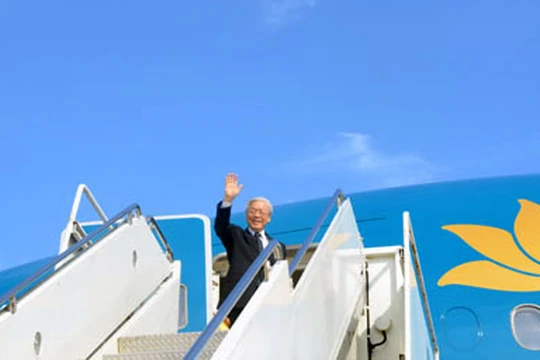 Tổng Bí thư Nguyễn Phú Trọng lên chuyên cơ, vẫy chào bạn bè Việt Nam và Hoa Kỳ ra tiễn.