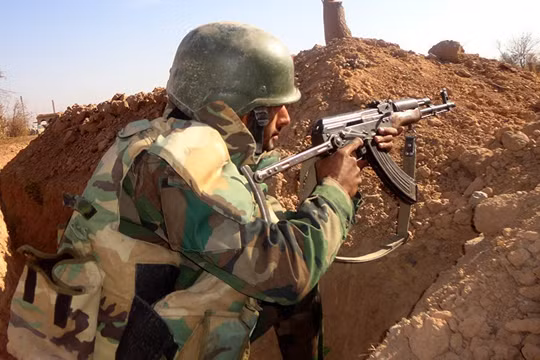 Binh sĩ Syria trong chiến hào ở Deir Ezzor