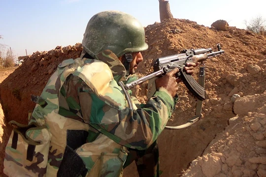 Binh sĩ Syria trong chiến hào ở Deir Ezzor