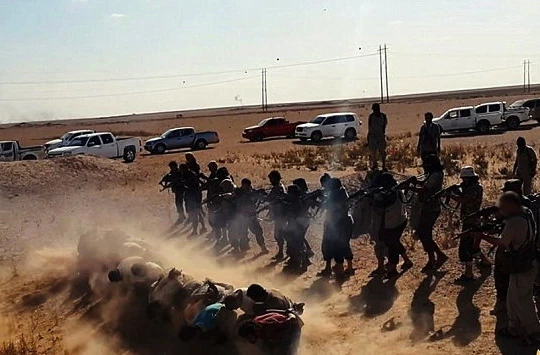 Ảnh chụp từ video clip cho thấy IS đang hành quyết những người chống đối ở Iraq- Ảnh: sheikyermami.com