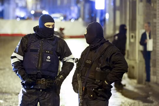 Cảnh sát phong tỏa khu vực khủng bố.