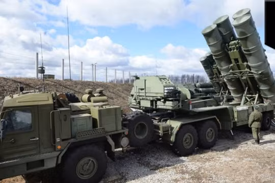 Hệ thống tên lửa S-400 của lực lượng phòng không viễn chinh bảo vệ căn cứ Hmeymin Latakia
