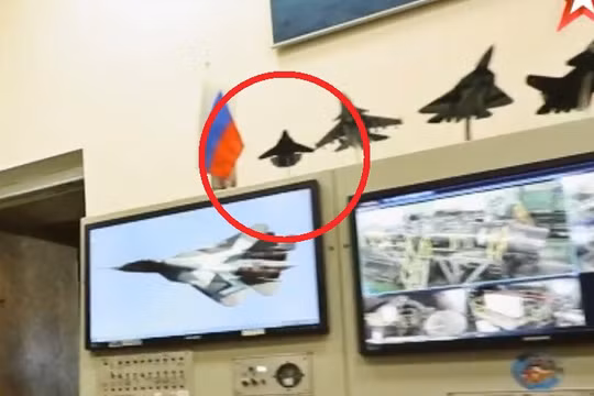 Máy bay siêu bí mật thế hệ 6 của Nga, mô hình trong hãng Sukhoi. Ảnh minh họa Defence.Blog