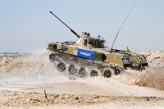 Xe bộ binh chiến đấu BMD vượt chướng ngại vật nước
