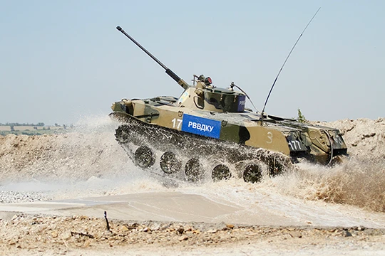 Xe bộ binh chiến đấu BMD vượt chướng ngại vật nước