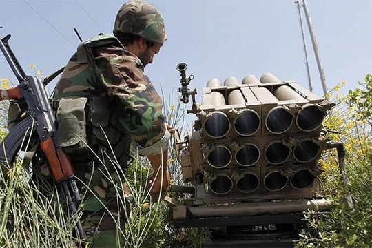 Quân đội Syria pháo kích dữ dội Latakia, tiến hành cuộc tấn công vào Al-Qaeda Syria. Ảnh Masdar News