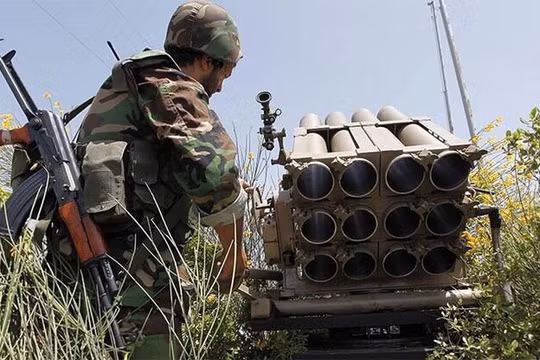 Quân đội Syria pháo kích dữ dội Latakia, tiến hành cuộc tấn công vào Al-Qaeda Syria. Ảnh Masdar News