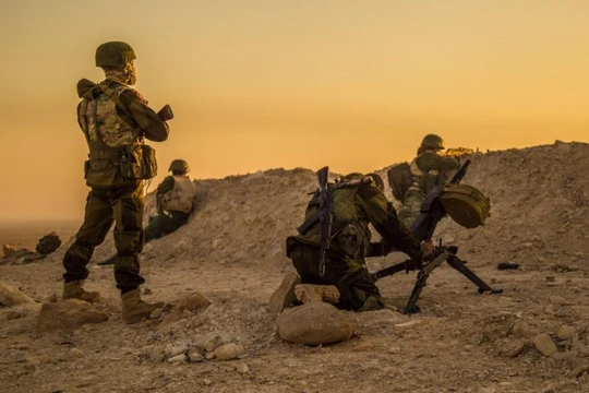 Binh sĩ lực lượng Săn IS chiến đấu trên vùng sa mạc tỉnh Homs - Hama - ảnh minh họa Masdar News