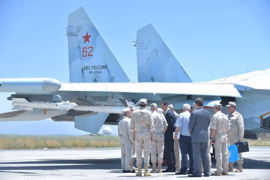 Tổng thống Syria Bashar al-Assad và Tổng tham mưu trưởng các lực lượng vũ trang Nga tướng Valery Gerasimov bên chiếc Su-27SM3