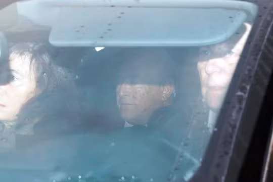 Ông Strauss-Kahn ngồi trong xe đi đến tòa án - mại dâm. Ảnh: Reuters