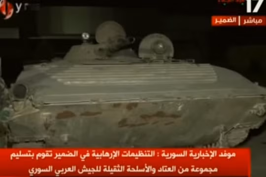 Lực lượng Hồi giáo cực đoan giao nộp xe bộ binh chiến đấu BMP-1 cho quân đội Syria. Ảnh minh họa video Alikhbaria Syria