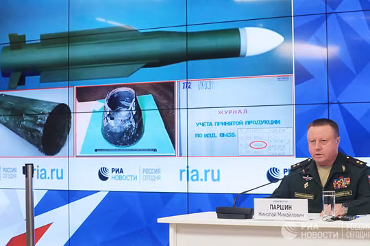 Bộ quốc phòng Nga họp báo bất thường, chứng minh tên lửa Buk đã được phòng không Ukraina phóng vào MH-17. Ảnh minh họa video RIA.Novosti