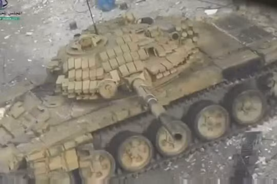 Xe tăng quân đội Syria truy sát khủng bố IS