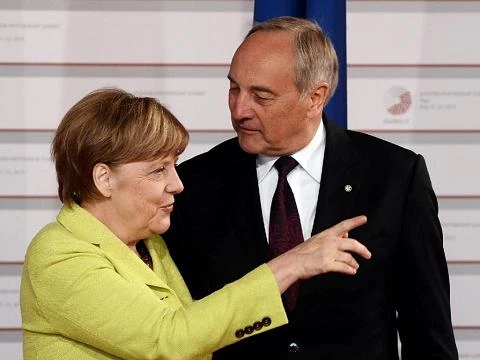 Thủ tướng Merkel (áo vàng) 