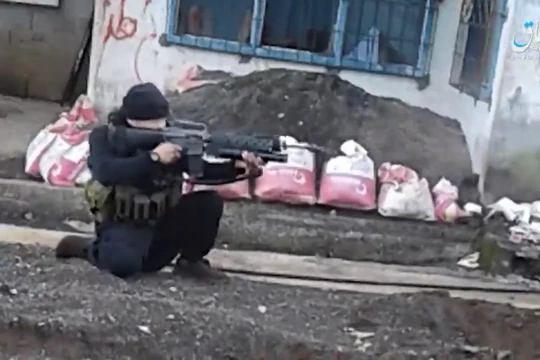 Một chiến binh IS đang bắn trả quân đội Philipine trong khu phố thuộc thành phố Marawi