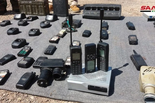 Trang thiết bị thông tin liên lạc quân đội Syria thu giữ được ở Quneitra. Ảnh SANA