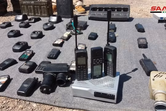 Trang thiết bị thông tin liên lạc quân đội Syria thu giữ được ở Quneitra. Ảnh SANA