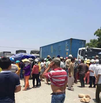 Nhiều người dân tập trung tại khu vực nhà máy nhiệt điện Vĩnh Tân. Ảnh Quế Hà