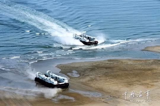 Hải quân Trung Quốc diễn tập đổ bộ với tàu đổ bộ đệm khí Type 726A LCAC. Ảnh Chinamil.