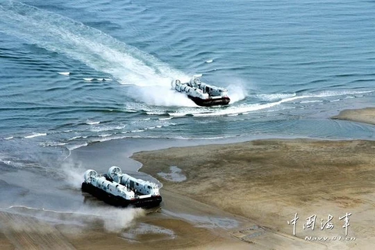 Hải quân Trung Quốc diễn tập đổ bộ với tàu đổ bộ đệm khí Type 726A LCAC. Ảnh Chinamil.