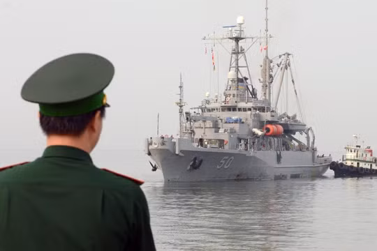 Chiến hạm Mỹ USNS Safeguard (T-ARS 50) ghé cảng Đà Nẵng ngày 7/04/2014