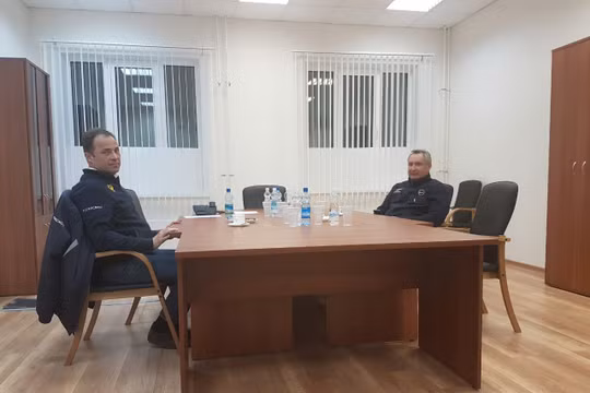 Phó Thủ tướng Dmitry Rogozin, Lãnh đạo Cơ quan Vũ trụ Liên bang Nga Igor Komarov sau cuộc họp về sự cố hoãn phóng tên lửa Soyuz ngày 27.04. Cả hai đều không thể ngủ