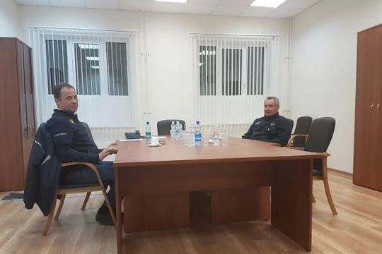 Phó Thủ tướng Dmitry Rogozin, Lãnh đạo Cơ quan Vũ trụ Liên bang Nga Igor Komarov sau cuộc họp về sự cố hoãn phóng tên lửa Soyuz ngày 27.04. Cả hai đều không thể ngủ