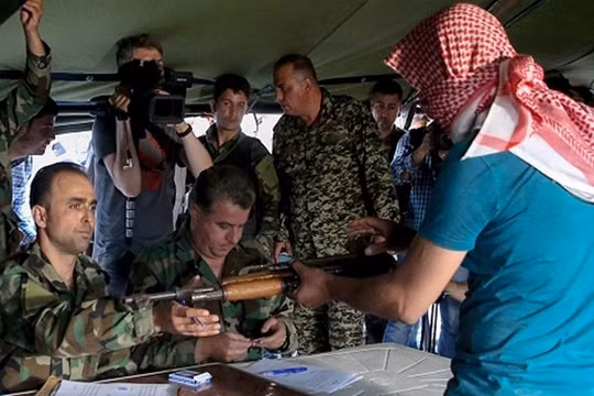 Chiến binh nổi loạn giao nộp vũ khí đầu hàng ở vùng ngoại ô Damascus