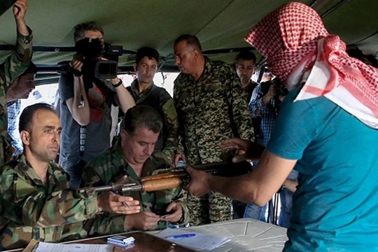 Chiến binh nổi loạn giao nộp vũ khí đầu hàng ở vùng ngoại ô Damascus