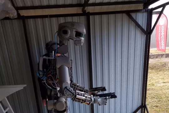 Robot FEDOR sử dụng súng ngắn hai tay