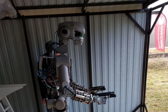Robot FEDOR sử dụng súng ngắn hai tay