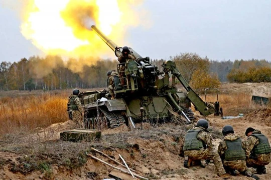 Một khẩu đội pháo binh Ukraina đang tập kích hỏa lực vào Donbass - ảnh Novorossia