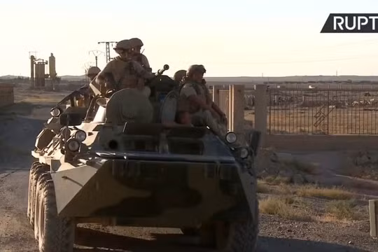 Xe thiết giáp BTR - 80 và binh sĩ đặc nhiệm Nga trên chiến trường Deir Ezzor