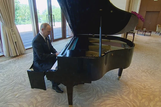 Thử đàn dương cầm tại tư gia chủ tịch Tập Cận Bình