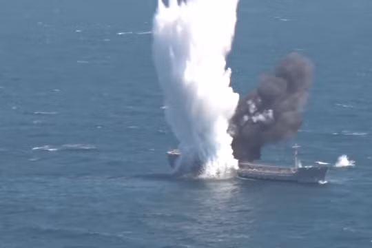 Tầu chở dầu Thổ Nhĩ Kỳ nổ tung trong cuộc tập trận. Ảnh video Masdar News