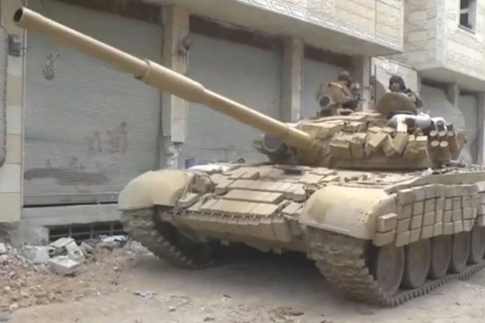 Clip độc: Tăng T-72 quân đội Syria “dính” 2 tên lửa của IS vẫn...chạy tốt 