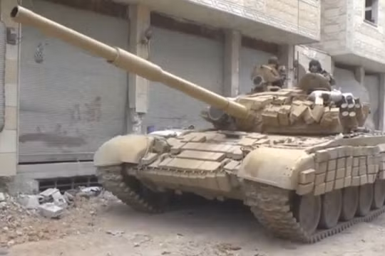Clip độc: Tăng T-72 quân đội Syria “dính” 2 tên lửa của IS vẫn...chạy tốt 