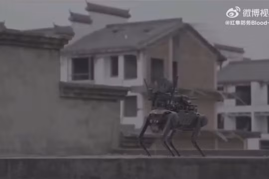UAV vận chuyển chó robot trang bị vũ khí lên nóc một tòa nhà. Video Republic World.