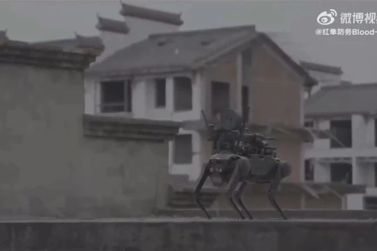 UAV vận chuyển chó robot trang bị vũ khí lên nóc một tòa nhà. Video Republic World.