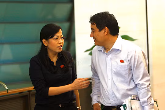 Bí thư Thứ nhất Trung ương Đoàn Nguyễn Đắc Vinh tại hành lang Quốc hội (ảnh: Việt Hưng).